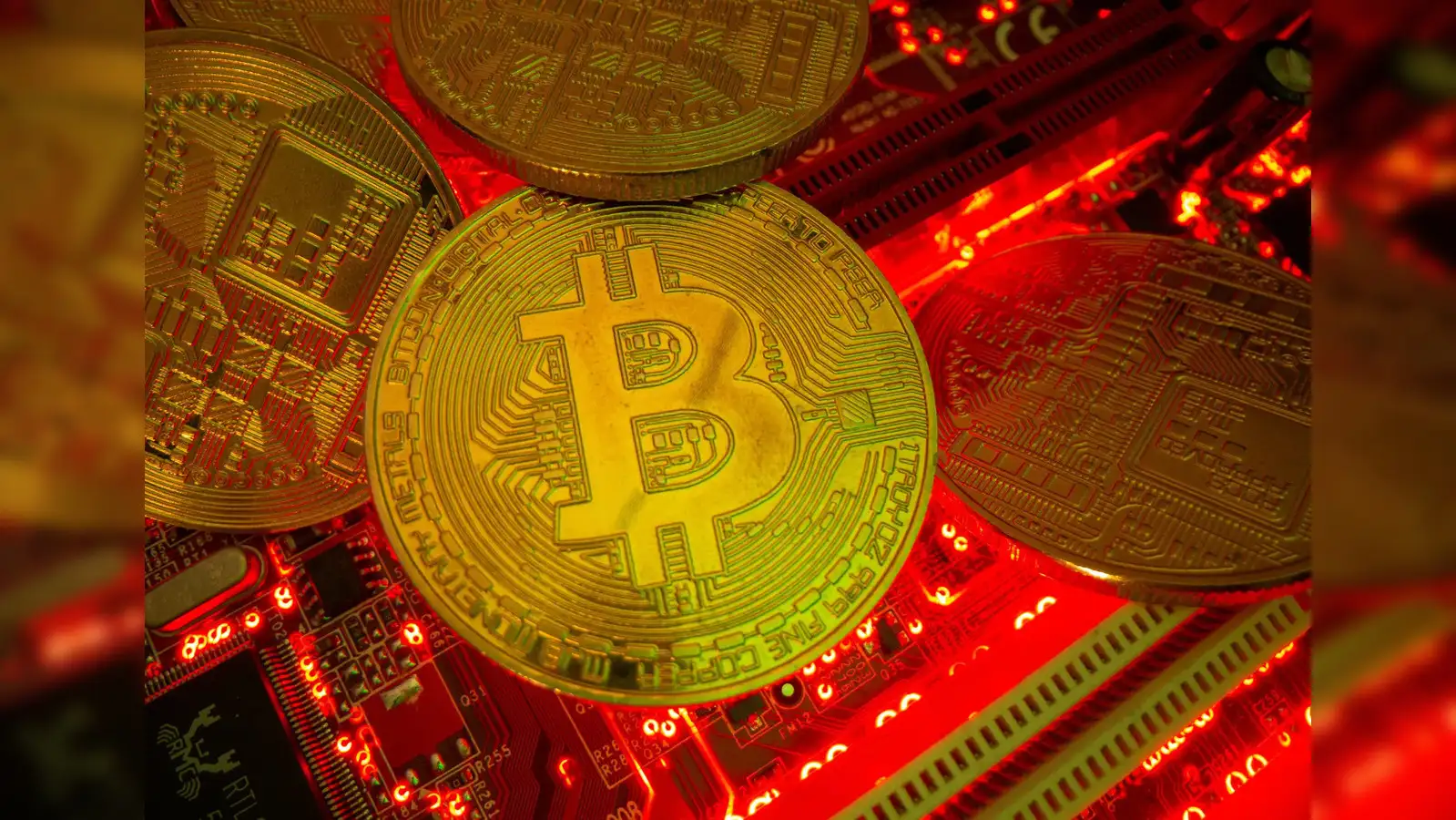 Bitcoin price forecast: BTC crashes today to $101K: Bitcoin price crashes  hard today as panic selling grips crypto markets — Why is BTC falling  sharply – Experts see Bitcoin price prediction at