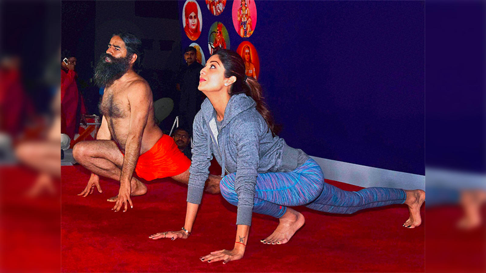 Shilpa Shetty Flashes Sunny Smile As She Strikes Yoga Pose With Baba Ramdev  on Super Dancer 4 Sets - News18