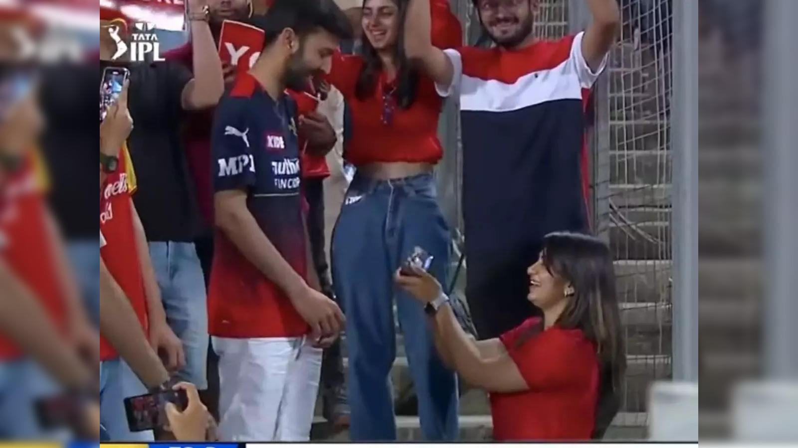 Woman proposes to boyfriend in the stands during RCB-CSK match, Twitter  cheers - The Economic Times