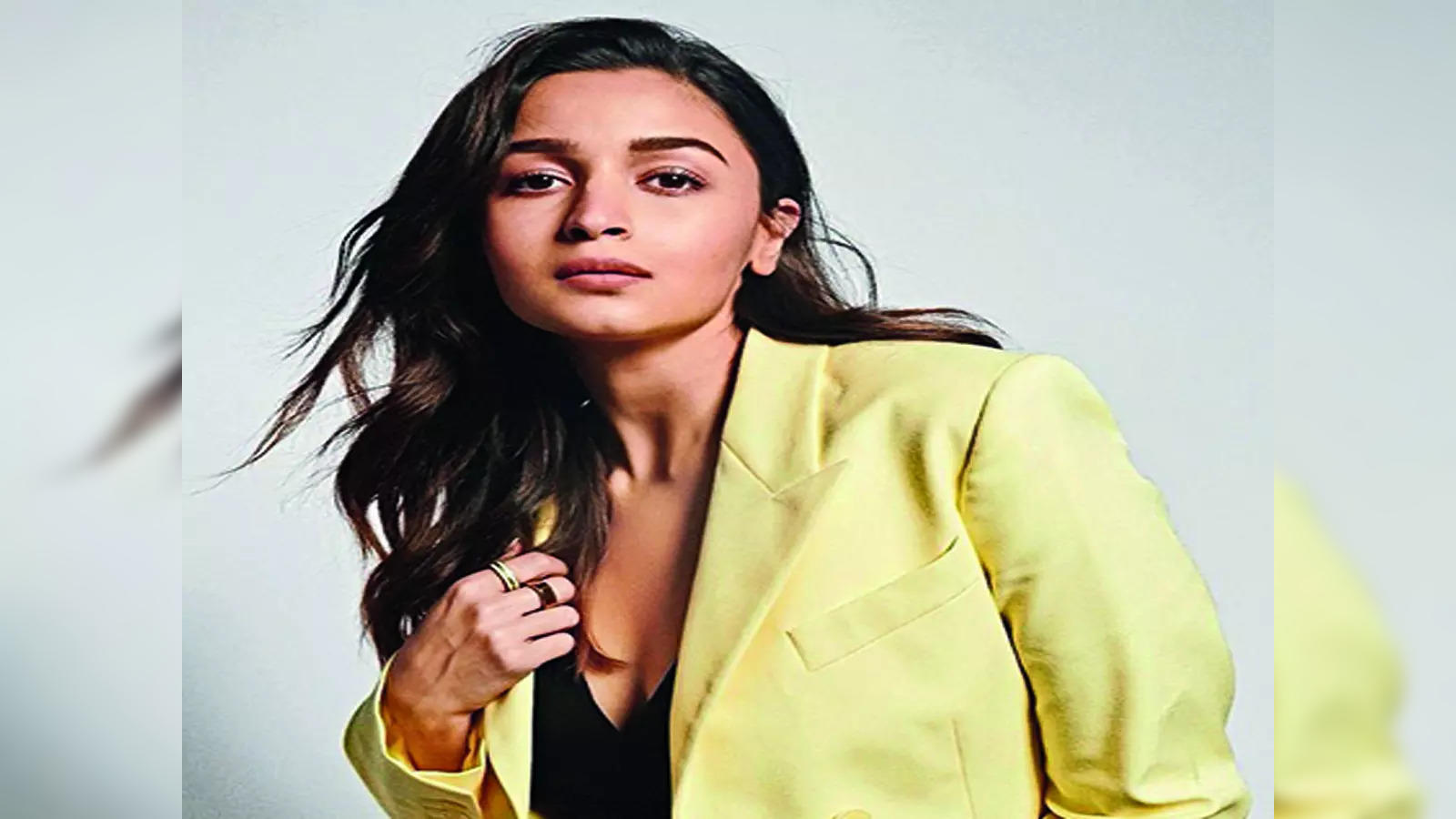 Alia Bhatt proudly CHEERS for sister Pooja Bhatt - WATCH