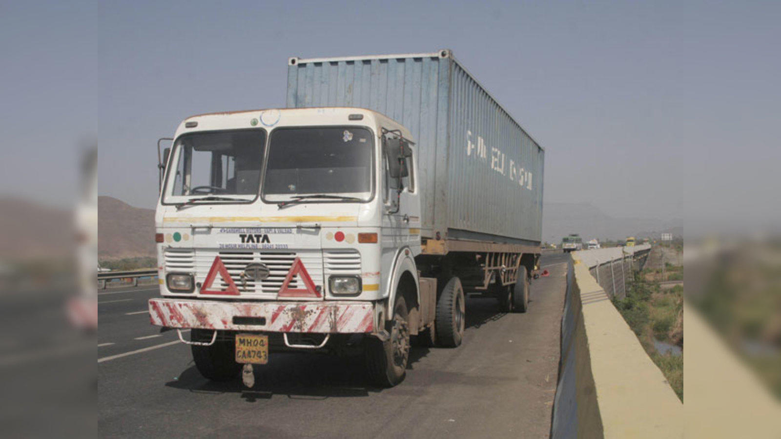 37 Of The Most Overloaded Vehicles Ever