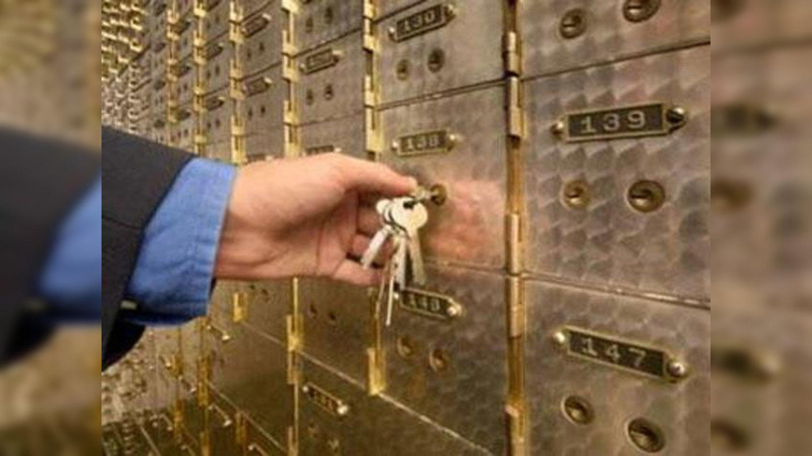 What is the benefit of keeping gold in bank locker?