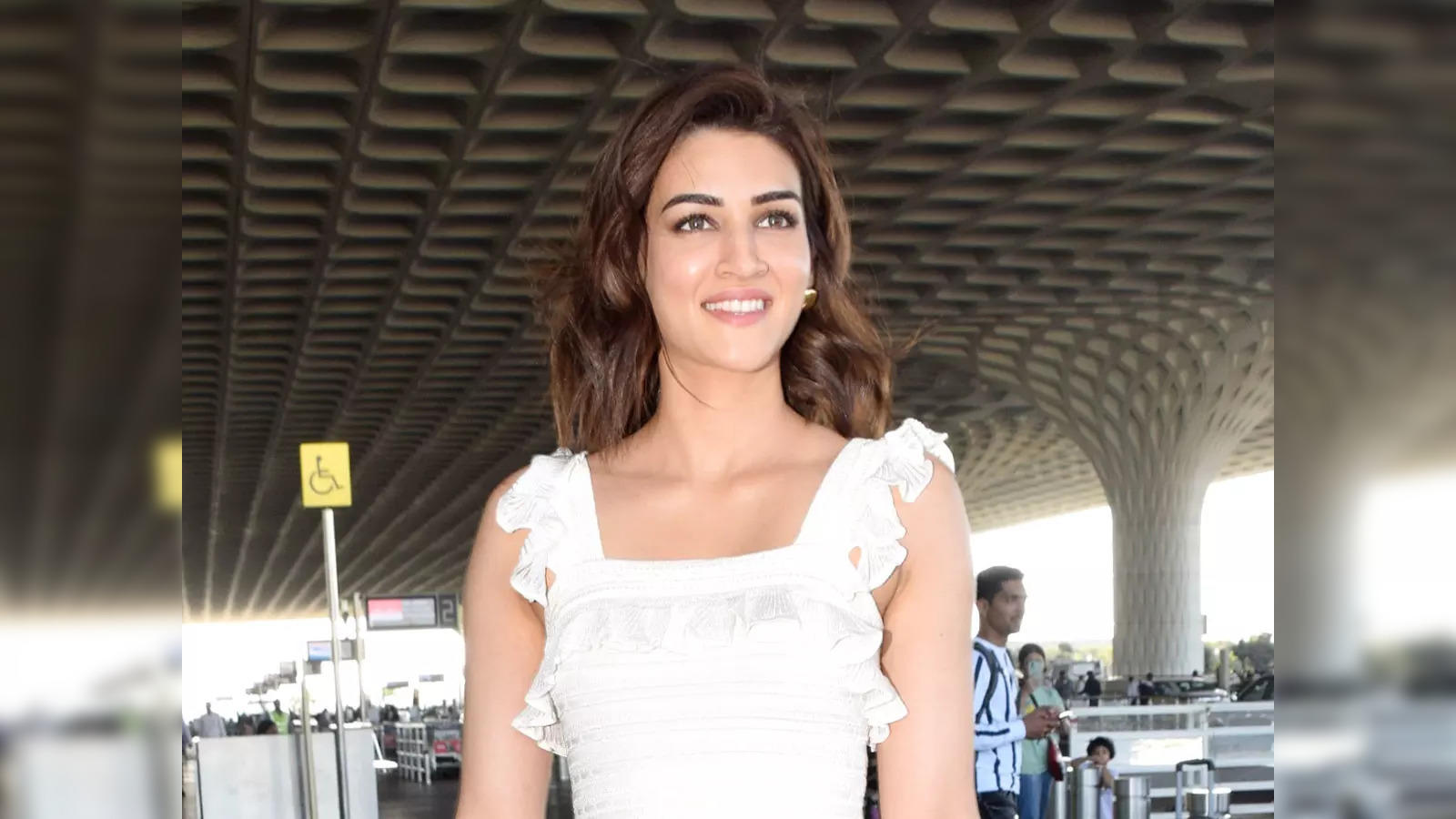 kriti sanon news: Kriti Sanon wins hearts after videos of her flying  economy go viral - The Economic Times