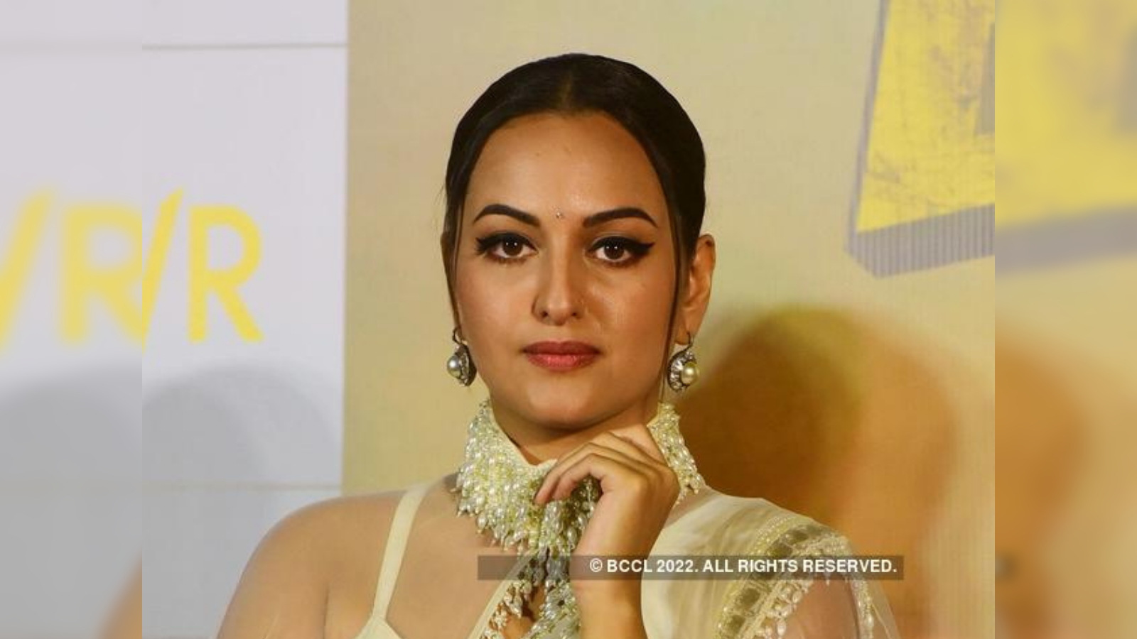 sonakshi sinha: Legal woes for Sonakshi Sinha? Reports claim non-bailable  warrant issued against actress for alleged fraud of Rs 37 L - The Economic  Times