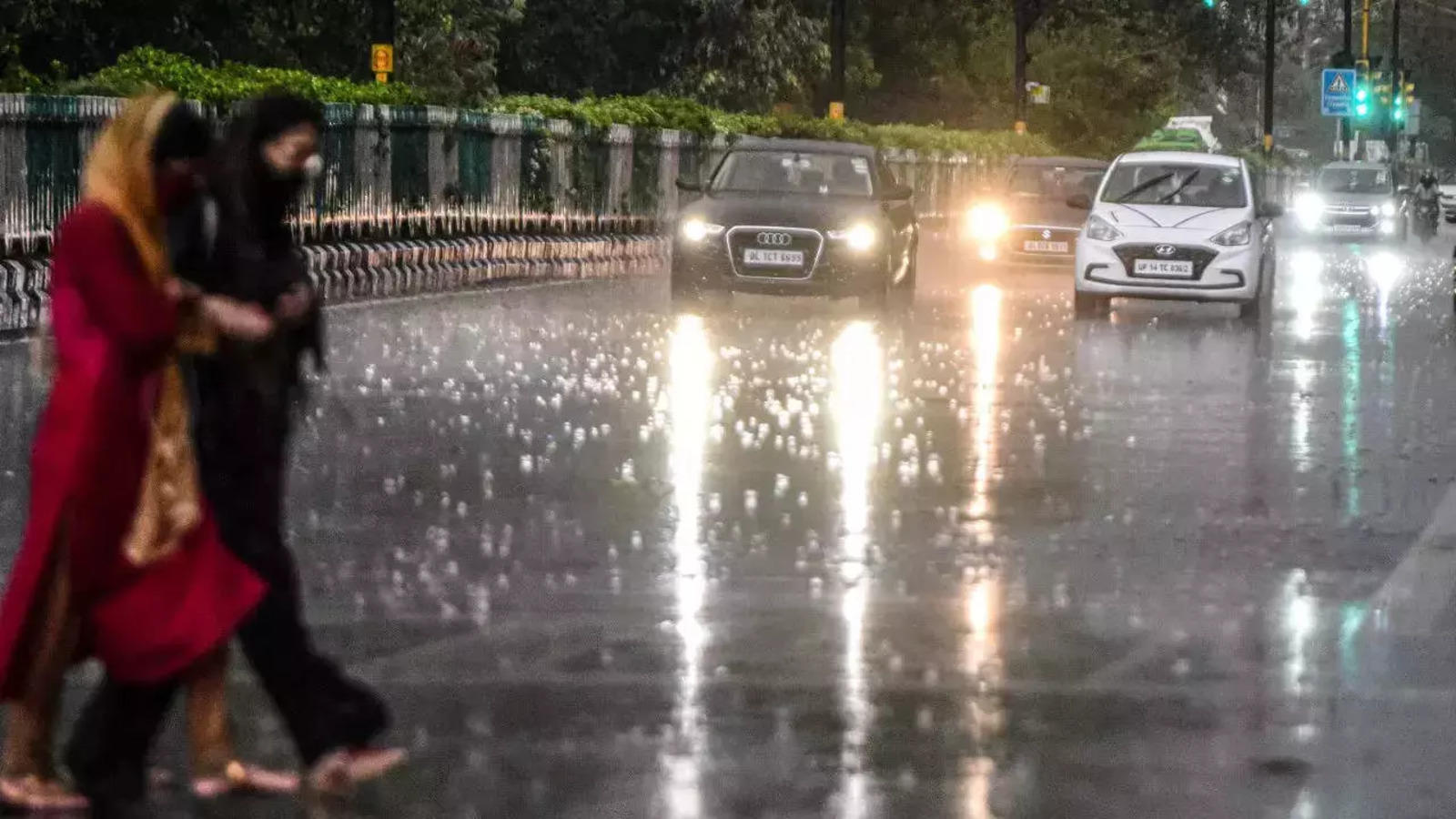 Delhi begins an otherwise scorching May with pleasant 19 degrees Celsius;  IMD predicts thunderstorms with rain - The Economic Times