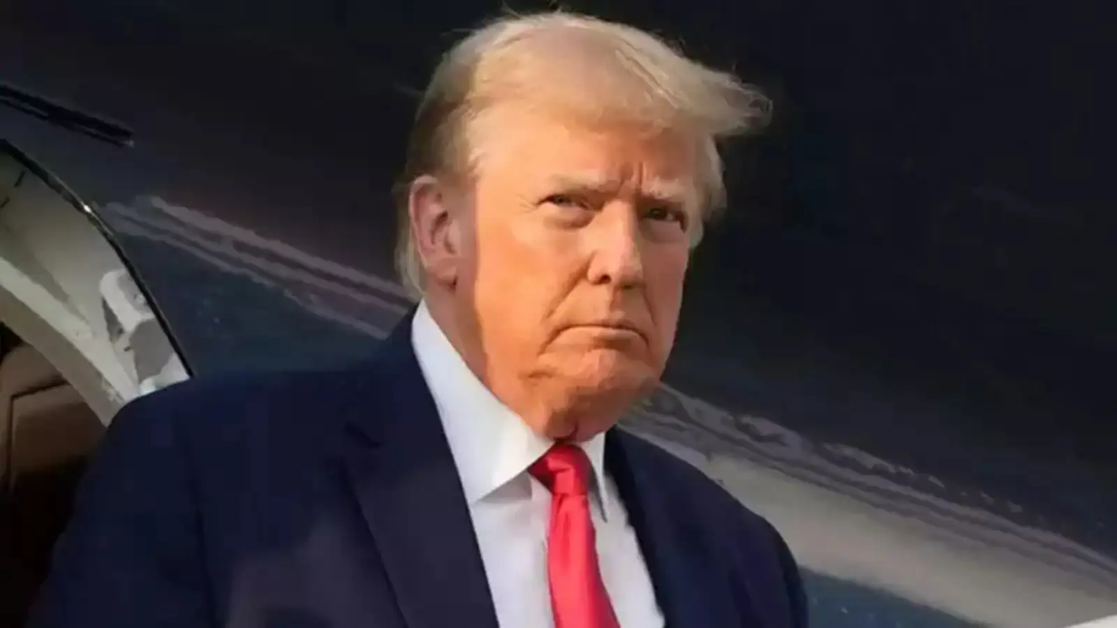 Trump Biden health comparison: Déjà Vu? Donald Trump caught stumbling up  Marine One stairs as growing health worries cast doubt on his physical  fitness, sparks comparisons to Joe Biden's Air Force One stumble - The  Economic Times