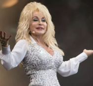 Dolly Parton does a 'Jolene' number before Covid shot