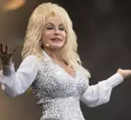 Dolly Parton does a 'Jolene' number before Covid shot