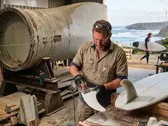 Aussies are transforming 40-metre wind turbine blades into surfboard fins. Recycles nearly 90% of used blades instead ending up in landfills