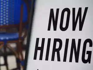 economy: US businesses hoarding workers even as economy cools - The ...