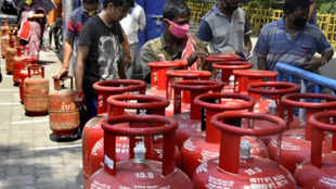 LPG Price India: दुनिया में सबसे महंगा एलपीजी भारत में, पेट्रोल-डीजल भी रुलाने में जुटे