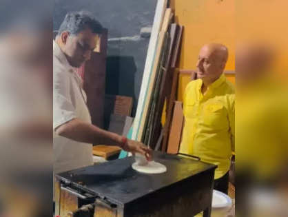 Anurag Basu makes Dosa for Anupam Kher on sets of ‘Metro In Dino’; Watch