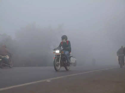 Delhi records minimum temperature of 7 deg C, air quality remains 'very poor'