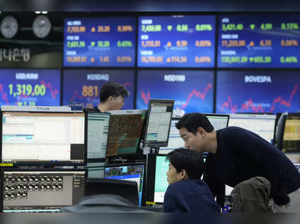 Asian stocks mixed as soaring dollar pauses