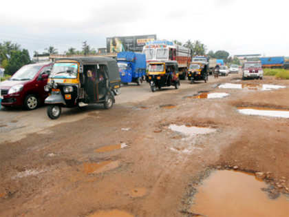 Nitin Gadkari aims to smoothen road for projects