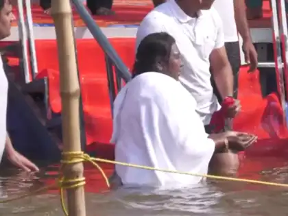 President Droupadi Murmu visits Maha Kumbh Mela, takes holy dip in Sangam -  The Economic Times