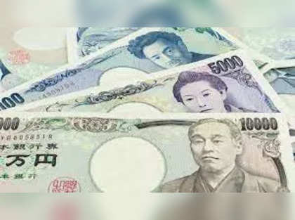Yen sinks as currency traders keep short and carry on