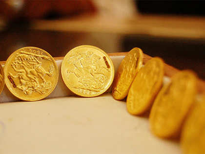 Gold trading flat, reflecting overseas trend