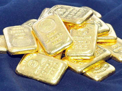 Gold extends fall, silver tumbles on global cues