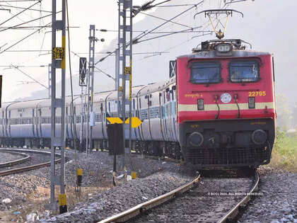 Indian Railways housekeeping staff throws trash on tracks from moving train; Central Railway responds