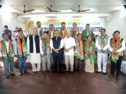 Twelve political leaders join Congress in Manipur