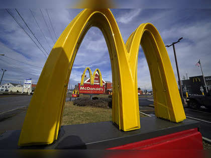 McDonald’s rolls out kiosks that take cash, pushing diners away from cashiers