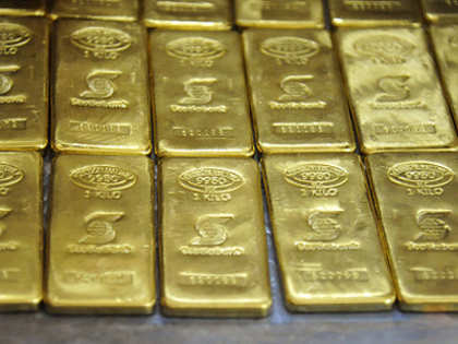 Gold tumbles on investors' selling amid global weakness