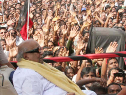 Karunanidhi holds state-wise protests attacking Jayalalithaa government over power crisis