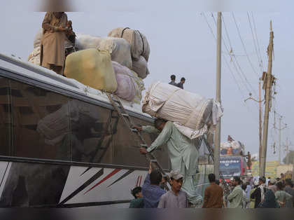 More than 165,000 Afghans flee Pakistan after deportation order