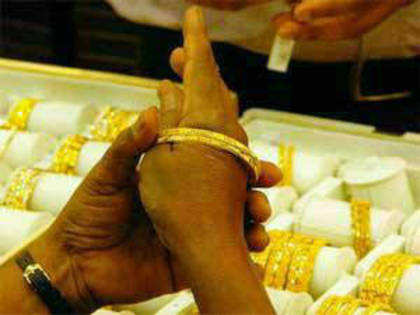 Gold swings between gains and losses amid record ETP decline