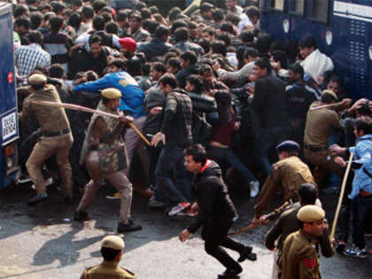 Delhi gang rape: Four Metro stations near India Gate to remain closed from tomorrow to contain flow of protesters