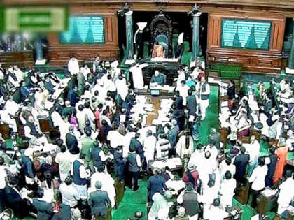 Lok Sabha looks like battle-ground during Telangana bill passage