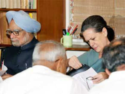Sonia Gandhi asks Telangana leaders to exercise restraint