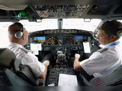 US lawmakers strike deal to boost aviation safety, will not raise pilot retirement age