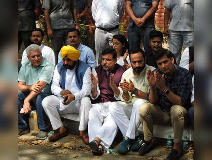Senior leaders 'detained', AAP holds 'emergency meeting' of office-bearers