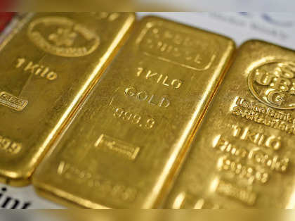 Gold slips as investors await clues on US rate cuts
