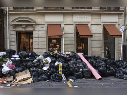 Garbage: In Paris streets, heaps of it become protest symbol