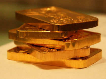 Gold fluctuates amid looming US government shutdown, ETP sales
