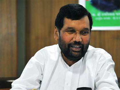 AAP MLAs issue: Kejriwal can make 21 look 42, says Ramvilas Paswan