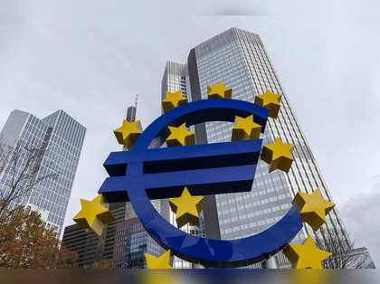 Eurozone edges closer to recession on slowing business activity