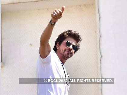 Shah Rukh Khan recreates his signature pose as drones light up Dubai skies  during Dunki promotions. Watch | Bollywood News - The Indian Express
