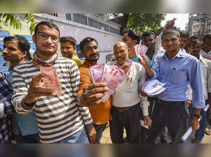People queue up at RBI offices to swap Rs 2,000 notes