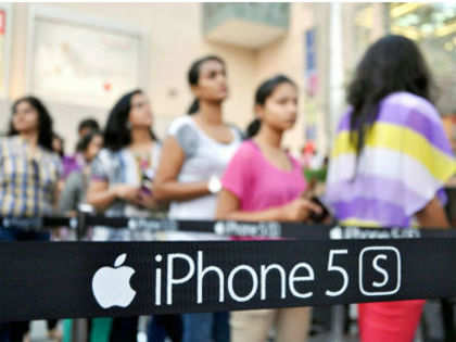 Apple frenzy triggers iPhone 5S shortage, retail chains seek additional stocks