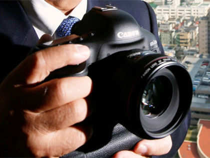Canon hikes DSLR camera prices; to miss growth target for 2013