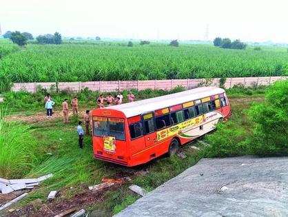 Bus veers off Delhi-Meerut Expressway after driver suffers a heart attack, multiple passengers injured