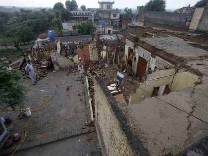 Toll rises to 30, over 370 injured in quake in Pakistan