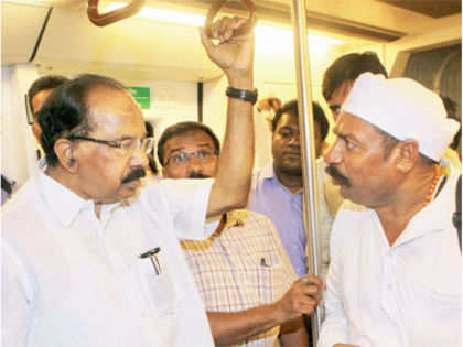 Oil Minister Veerappa Moily saves Rs 40,000 in fuel cost; takes Metro to office