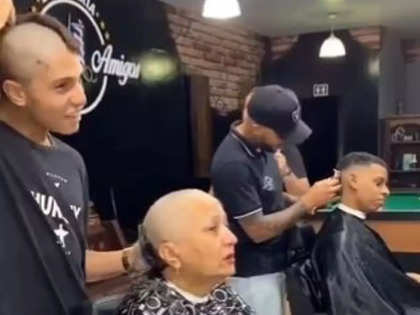 Video gone viral: Man tonsures head in solidarity with mom undergoing chemotherapy; his friends, too, pitch in