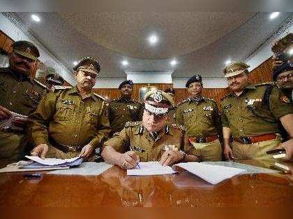 Make list of IPS officers facing criminal charges: CIC to MHA