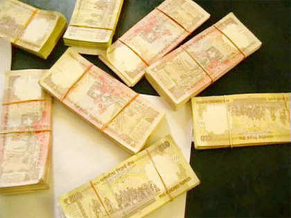 Weak rupee cushions sharp fall in international gold prices